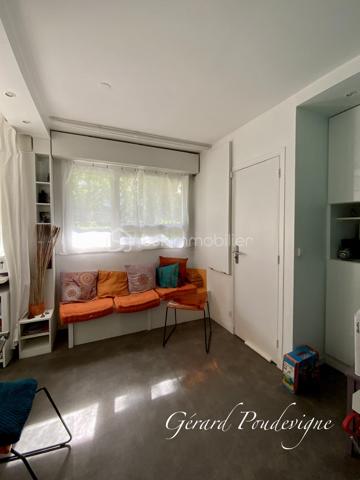Découvrez ce charmant appartement de type T2 proche de toutes les commodités avec balcons, caves et parking privé.

Ce spacieux deux pièces de 58 m² et agrémenté de deux balcons ( coté séjour et chambres) pour vos moments de détente.

Situé au rez-de-chaussée surélevé d'une résidence bien entretenue construite en 1970, l'appartement offre de généreux volumes, un agencement intérieur soigné et un bon état général (portes fenêtres coulissantes en double vitrage neuves avec volets roulants motorisés, sol séjour et chambre neuf, salle de bain contemporaine.

La cuisine dînatoire est pourvue en plus d’un cellier, très utile pour le stockage.

Un plus: L’appartement est traversant ce qui lui permet de conserver une certaine fraîcheur et une bonne ventilation.

Profession libérales autorisées.