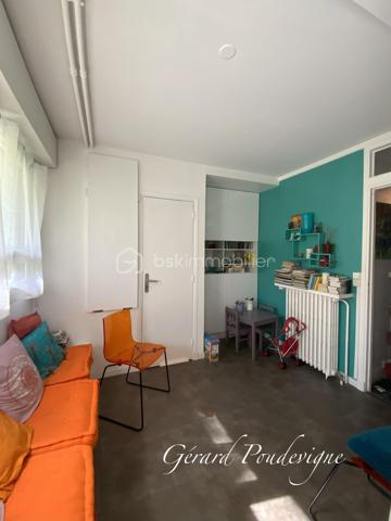 Découvrez ce charmant appartement de type T2 proche de toutes les commodités avec balcons, caves et parking privé.

Ce spacieux deux pièces de 58 m² et agrémenté de deux balcons ( coté séjour et chambres) pour vos moments de détente.

Situé au rez-de-chaussée surélevé d'une résidence bien entretenue construite en 1970, l'appartement offre de généreux volumes, un agencement intérieur soigné et un bon état général (portes fenêtres coulissantes en double vitrage neuves avec volets roulants motorisés, sol séjour et chambre neuf, salle de bain contemporaine.

La cuisine dînatoire est pourvue en plus d’un cellier, très utile pour le stockage.

Un plus: L’appartement est traversant ce qui lui permet de conserver une certaine fraîcheur et une bonne ventilation.

Profession libérales autorisées.