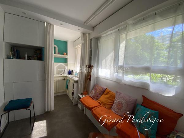 Découvrez ce charmant appartement de type T2 proche de toutes les commodités avec balcons, caves et parking privé.

Ce spacieux deux pièces de 58 m² et agrémenté de deux balcons ( coté séjour et chambres) pour vos moments de détente.

Situé au rez-de-chaussée surélevé d'une résidence bien entretenue construite en 1970, l'appartement offre de généreux volumes, un agencement intérieur soigné et un bon état général (portes fenêtres coulissantes en double vitrage neuves avec volets roulants motorisés, sol séjour et chambre neuf, salle de bain contemporaine.

La cuisine dînatoire est pourvue en plus d’un cellier, très utile pour le stockage.

Un plus: L’appartement est traversant ce qui lui permet de conserver une certaine fraîcheur et une bonne ventilation.

Profession libérales autorisées.