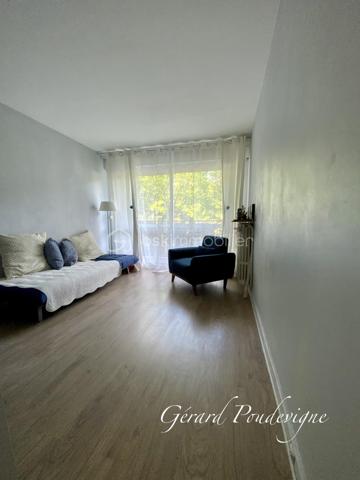 Découvrez ce charmant appartement de type T2 proche de toutes les commodités avec balcons, caves et parking privé.

Ce spacieux deux pièces de 58 m² et agrémenté de deux balcons ( coté séjour et chambres) pour vos moments de détente.

Situé au rez-de-chaussée surélevé d'une résidence bien entretenue construite en 1970, l'appartement offre de généreux volumes, un agencement intérieur soigné et un bon état général (portes fenêtres coulissantes en double vitrage neuves avec volets roulants motorisés, sol séjour et chambre neuf, salle de bain contemporaine.

La cuisine dînatoire est pourvue en plus d’un cellier, très utile pour le stockage.

Un plus: L’appartement est traversant ce qui lui permet de conserver une certaine fraîcheur et une bonne ventilation.

Profession libérales autorisées.