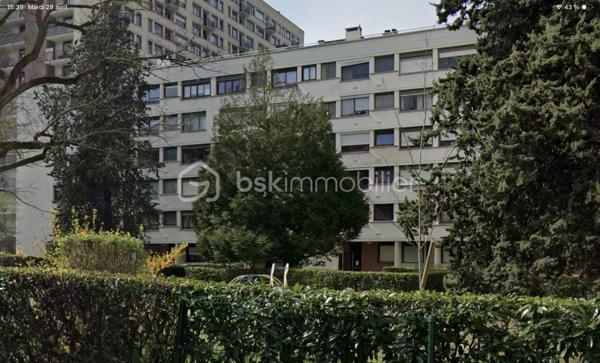 Découvrez ce charmant appartement de type T2 proche de toutes les commodités avec balcons, caves et parking privé.

Ce spacieux deux pièces de 58 m² et agrémenté de deux balcons ( coté séjour et chambres) pour vos moments de détente.

Situé au rez-de-chaussée surélevé d'une résidence bien entretenue construite en 1970, l'appartement offre de généreux volumes, un agencement intérieur soigné et un bon état général (portes fenêtres coulissantes en double vitrage neuves avec volets roulants motorisés, sol séjour et chambre neuf, salle de bain contemporaine.

La cuisine dînatoire est pourvue en plus d’un cellier, très utile pour le stockage.

Un plus: L’appartement est traversant ce qui lui permet de conserver une certaine fraîcheur et une bonne ventilation.

Profession libérales autorisées.