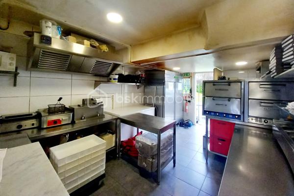BSK immobilier - Hyun Jee FRADET vous présente : 
Cession de fonds de commerce d'une Pizzeria à Pontault-Combault.
Composition : Salle, comptoir, WC public et grande cuisine avec l'extraction
- Situé dans une petite zone commercial (+pharmacie, boucherie, boulangerie salon de coiffure).
- Superficie 60m² environ
- Parking gratuit dédié aux clients
- 20 places à l'intérieur et 16 places en terrasse
- Loyer : 1424 € HT CC (Hors taxes, charges comprises)
- Bail commercial valable jusqu'au 27/04/2031
- Bail : Restauration.
- Pas de travaux à prévoir, pas de personnel à reprendre.
- CA environ 190 KE HT
* Pour vous accompagner au mieux, merci de munir d'une pièce d'identité.
Un point sur le financement sera également effectué en amont de la visite. *Pizze