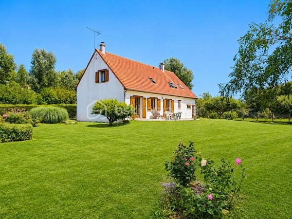 Vous recherchez une maison où le calme, l’espace et la nature font véritablement partie du quotidien ?
Implantée au cœur d’un superbe terrain arboré de 1 700 m², cette propriété bénéficie d’une vue dégagée et d’un environnement particulièrement paisible.
Le jardin devient ici une véritable pièce à vivre : terrasse, moments en famille, détente à l’ombre des arbres et tranquillité sont au rendez-vous.
D’une surface habitable d’environ 143 m², cette maison familiale offre 6 pièces et 4 chambres.
Dès l’entrée, la belle entrée cathédrale apporte volume et caractère à l’ensemble.
Le séjour-salle à manger, chaleureux avec sa cheminée insert, s’ouvre directement sur la terrasse et le jardin.
La cuisine aménagée et équipée complète agréablement cet espace de vie.
Le rez-de-chaussée dispose également d’une chambre, d’une salle d’eau et d'un WC séparés, un cellier, un garage d’environ 30 m² accessible du rez-de-chaussée, permettant une véritable vie de plain-pied.
À l’étage, vous découvrirez trois chambres supplémentaires, une seconde salle d’eau ainsi que des WC indépendants.
La distribution est idéale pour une famille, mais aussi pour recevoir enfants et amis en toute indépendance.
Autre atout appréciable : aucuns travaux importants à prévoir, la maison est entretenue et prête à accueillir ses nouveaux propriétaires. Vous posez vos valises et profitez immédiatement des lieux.
Un grand grenier au-dessus du garage, un abri de jardin en bois d’environ 10 m² complète l’ensemble, avec la possibilité de stationner plusieurs véhicules dans la propriété.
Classée C en performance énergétique et raccordée à la fibre, cette maison conjugue confort, espace et qualité de vie.
Son véritable privilège reste son environnement : un grand jardin, de la verdure, de l’espace et cette sensation rare d’être chez soi, au calme, sans vis-à-vis entouré par la nature.
Une maison à découvrir sans tarder : contactez-moi pour organiser une visite et venir ressentir sur place tout le charme de ce lieu.