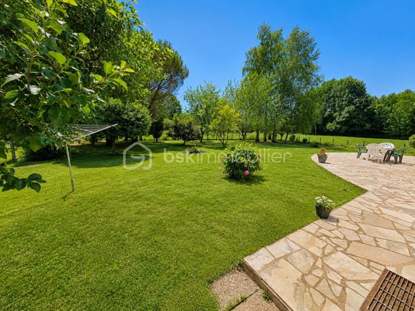 Vous recherchez une maison où le calme, l’espace et la nature font véritablement partie du quotidien ?
Implantée au cœur d’un superbe terrain arboré de 1 700 m², cette propriété bénéficie d’une vue dégagée et d’un environnement particulièrement paisible.
Le jardin devient ici une véritable pièce à vivre : terrasse, moments en famille, détente à l’ombre des arbres et tranquillité sont au rendez-vous.
D’une surface habitable d’environ 143 m², cette maison familiale offre 6 pièces et 4 chambres.
Dès l’entrée, la belle entrée cathédrale apporte volume et caractère à l’ensemble.
Le séjour-salle à manger, chaleureux avec sa cheminée insert, s’ouvre directement sur la terrasse et le jardin.
La cuisine aménagée et équipée complète agréablement cet espace de vie.
Le rez-de-chaussée dispose également d’une chambre, d’une salle d’eau et d'un WC séparés, un cellier, un garage d’environ 30 m² accessible du rez-de-chaussée, permettant une véritable vie de plain-pied.
À l’étage, vous découvrirez trois chambres supplémentaires, une seconde salle d’eau ainsi que des WC indépendants.
La distribution est idéale pour une famille, mais aussi pour recevoir enfants et amis en toute indépendance.
Autre atout appréciable : aucuns travaux importants à prévoir, la maison est entretenue et prête à accueillir ses nouveaux propriétaires. Vous posez vos valises et profitez immédiatement des lieux.
Un grand grenier au-dessus du garage, un abri de jardin en bois d’environ 10 m² complète l’ensemble, avec la possibilité de stationner plusieurs véhicules dans la propriété.
Classée C en performance énergétique et raccordée à la fibre, cette maison conjugue confort, espace et qualité de vie.
Son véritable privilège reste son environnement : un grand jardin, de la verdure, de l’espace et cette sensation rare d’être chez soi, au calme, sans vis-à-vis entouré par la nature.
Une maison à découvrir sans tarder : contactez-moi pour organiser une visite et venir ressentir sur place tout le charme de ce lieu.