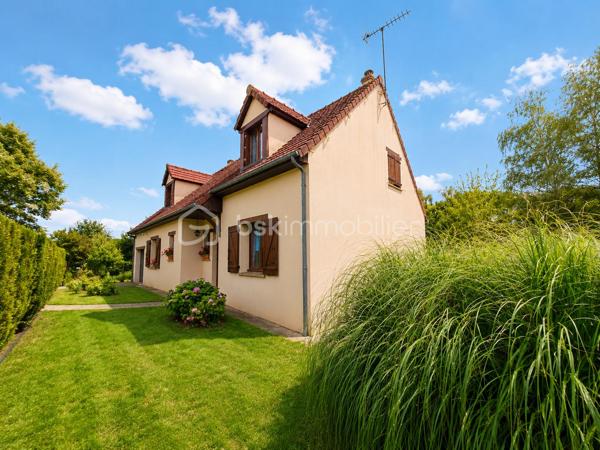 Vous recherchez une maison où le calme, l’espace et la nature font véritablement partie du quotidien ?
Implantée au cœur d’un superbe terrain arboré de 1 700 m², cette propriété bénéficie d’une vue dégagée et d’un environnement particulièrement paisible.
Le jardin devient ici une véritable pièce à vivre : terrasse, moments en famille, détente à l’ombre des arbres et tranquillité sont au rendez-vous.
D’une surface habitable d’environ 143 m², cette maison familiale offre 6 pièces et 4 chambres.
Dès l’entrée, la belle entrée cathédrale apporte volume et caractère à l’ensemble.
Le séjour-salle à manger, chaleureux avec sa cheminée insert, s’ouvre directement sur la terrasse et le jardin.
La cuisine aménagée et équipée complète agréablement cet espace de vie.
Le rez-de-chaussée dispose également d’une chambre, d’une salle d’eau et d'un WC séparés, un cellier, un garage d’environ 30 m² accessible du rez-de-chaussée, permettant une véritable vie de plain-pied.
À l’étage, vous découvrirez trois chambres supplémentaires, une seconde salle d’eau ainsi que des WC indépendants.
La distribution est idéale pour une famille, mais aussi pour recevoir enfants et amis en toute indépendance.
Autre atout appréciable : aucuns travaux importants à prévoir, la maison est entretenue et prête à accueillir ses nouveaux propriétaires. Vous posez vos valises et profitez immédiatement des lieux.
Un grand grenier au-dessus du garage, un abri de jardin en bois d’environ 10 m² complète l’ensemble, avec la possibilité de stationner plusieurs véhicules dans la propriété.
Classée C en performance énergétique et raccordée à la fibre, cette maison conjugue confort, espace et qualité de vie.
Son véritable privilège reste son environnement : un grand jardin, de la verdure, de l’espace et cette sensation rare d’être chez soi, au calme, sans vis-à-vis entouré par la nature.
Une maison à découvrir sans tarder : contactez-moi pour organiser une visite et venir ressentir sur place tout le charme de ce lieu.
