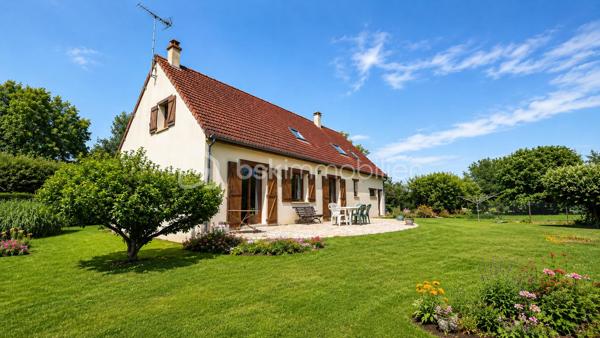 Vous recherchez une maison où le calme, l’espace et la nature font véritablement partie du quotidien ?
Implantée au cœur d’un superbe terrain arboré de 1 700 m², cette propriété bénéficie d’une vue dégagée et d’un environnement particulièrement paisible.
Le jardin devient ici une véritable pièce à vivre : terrasse, moments en famille, détente à l’ombre des arbres et tranquillité sont au rendez-vous.
D’une surface habitable d’environ 143 m², cette maison familiale offre 6 pièces et 4 chambres.
Dès l’entrée, la belle entrée cathédrale apporte volume et caractère à l’ensemble.
Le séjour-salle à manger, chaleureux avec sa cheminée insert, s’ouvre directement sur la terrasse et le jardin.
La cuisine aménagée et équipée complète agréablement cet espace de vie.
Le rez-de-chaussée dispose également d’une chambre, d’une salle d’eau et d'un WC séparés, un cellier, un garage d’environ 30 m² accessible du rez-de-chaussée, permettant une véritable vie de plain-pied.
À l’étage, vous découvrirez trois chambres supplémentaires, une seconde salle d’eau ainsi que des WC indépendants.
La distribution est idéale pour une famille, mais aussi pour recevoir enfants et amis en toute indépendance.
Autre atout appréciable : aucuns travaux importants à prévoir, la maison est entretenue et prête à accueillir ses nouveaux propriétaires. Vous posez vos valises et profitez immédiatement des lieux.
Un grand grenier au-dessus du garage, un abri de jardin en bois d’environ 10 m² complète l’ensemble, avec la possibilité de stationner plusieurs véhicules dans la propriété.
Classée C en performance énergétique et raccordée à la fibre, cette maison conjugue confort, espace et qualité de vie.
Son véritable privilège reste son environnement : un grand jardin, de la verdure, de l’espace et cette sensation rare d’être chez soi, au calme, sans vis-à-vis entouré par la nature.
Une maison à découvrir sans tarder : contactez-moi pour organiser une visite et venir ressentir sur place tout le charme de ce lieu.