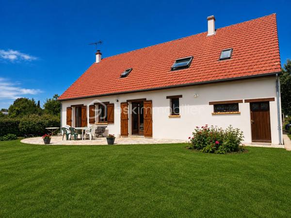 Vous recherchez une maison où le calme, l’espace et la nature font véritablement partie du quotidien ?
Implantée au cœur d’un superbe terrain arboré de 1 700 m², cette propriété bénéficie d’une vue dégagée et d’un environnement particulièrement paisible.
Le jardin devient ici une véritable pièce à vivre : terrasse, moments en famille, détente à l’ombre des arbres et tranquillité sont au rendez-vous.
D’une surface habitable d’environ 143 m², cette maison familiale offre 6 pièces et 4 chambres.
Dès l’entrée, la belle entrée cathédrale apporte volume et caractère à l’ensemble.
Le séjour-salle à manger, chaleureux avec sa cheminée insert, s’ouvre directement sur la terrasse et le jardin.
La cuisine aménagée et équipée complète agréablement cet espace de vie.
Le rez-de-chaussée dispose également d’une chambre, d’une salle d’eau et d'un WC séparés, un cellier, un garage d’environ 30 m² accessible du rez-de-chaussée, permettant une véritable vie de plain-pied.
À l’étage, vous découvrirez trois chambres supplémentaires, une seconde salle d’eau ainsi que des WC indépendants.
La distribution est idéale pour une famille, mais aussi pour recevoir enfants et amis en toute indépendance.
Autre atout appréciable : aucuns travaux importants à prévoir, la maison est entretenue et prête à accueillir ses nouveaux propriétaires. Vous posez vos valises et profitez immédiatement des lieux.
Un grand grenier au-dessus du garage, un abri de jardin en bois d’environ 10 m² complète l’ensemble, avec la possibilité de stationner plusieurs véhicules dans la propriété.
Classée C en performance énergétique et raccordée à la fibre, cette maison conjugue confort, espace et qualité de vie.
Son véritable privilège reste son environnement : un grand jardin, de la verdure, de l’espace et cette sensation rare d’être chez soi, au calme, sans vis-à-vis entouré par la nature.
Une maison à découvrir sans tarder : contactez-moi pour organiser une visite et venir ressentir sur place tout le charme de ce lieu.