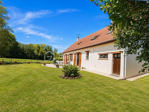 Vous recherchez une maison où le calme, l’espace et la nature font véritablement partie du quotidien ?
Implantée au cœur d’un superbe terrain arboré de 1 700 m², cette propriété bénéficie d’une vue dégagée et d’un environnement particulièrement paisible.
Le jardin devient ici une véritable pièce à vivre : terrasse, moments en famille, détente à l’ombre des arbres et tranquillité sont au rendez-vous.
D’une surface habitable d’environ 143 m², cette maison familiale offre 6 pièces et 4 chambres.
Dès l’entrée, la belle entrée cathédrale apporte volume et caractère à l’ensemble.
Le séjour-salle à manger, chaleureux avec sa cheminée insert, s’ouvre directement sur la terrasse et le jardin.
La cuisine aménagée et équipée complète agréablement cet espace de vie.
Le rez-de-chaussée dispose également d’une chambre, d’une salle d’eau et d'un WC séparés, un cellier, un garage d’environ 30 m² accessible du rez-de-chaussée, permettant une véritable vie de plain-pied.
À l’étage, vous découvrirez trois chambres supplémentaires, une seconde salle d’eau ainsi que des WC indépendants.
La distribution est idéale pour une famille, mais aussi pour recevoir enfants et amis en toute indépendance.
Autre atout appréciable : aucuns travaux importants à prévoir, la maison est entretenue et prête à accueillir ses nouveaux propriétaires. Vous posez vos valises et profitez immédiatement des lieux.
Un grand grenier au-dessus du garage, un abri de jardin en bois d’environ 10 m² complète l’ensemble, avec la possibilité de stationner plusieurs véhicules dans la propriété.
Classée C en performance énergétique et raccordée à la fibre, cette maison conjugue confort, espace et qualité de vie.
Son véritable privilège reste son environnement : un grand jardin, de la verdure, de l’espace et cette sensation rare d’être chez soi, au calme, sans vis-à-vis entouré par la nature.
Une maison à découvrir sans tarder : contactez-moi pour organiser une visite et venir ressentir sur place tout le charme de ce lieu.