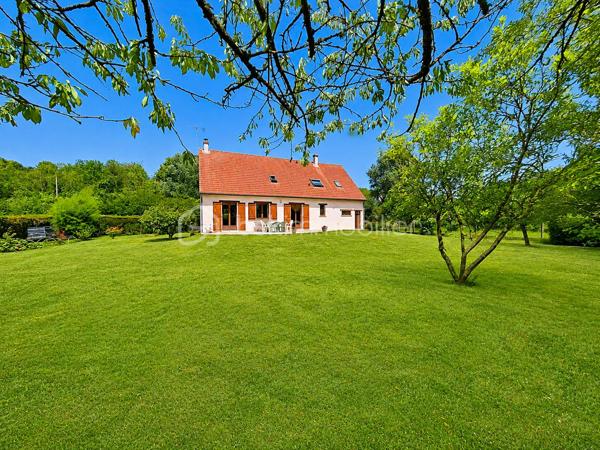 Vous recherchez une maison où le calme, l’espace et la nature font véritablement partie du quotidien ?
Implantée au cœur d’un superbe terrain arboré de 1 700 m², cette propriété bénéficie d’une vue dégagée et d’un environnement particulièrement paisible.
Le jardin devient ici une véritable pièce à vivre : terrasse, moments en famille, détente à l’ombre des arbres et tranquillité sont au rendez-vous.
D’une surface habitable d’environ 143 m², cette maison familiale offre 6 pièces et 4 chambres.
Dès l’entrée, la belle entrée cathédrale apporte volume et caractère à l’ensemble.
Le séjour-salle à manger, chaleureux avec sa cheminée insert, s’ouvre directement sur la terrasse et le jardin.
La cuisine aménagée et équipée complète agréablement cet espace de vie.
Le rez-de-chaussée dispose également d’une chambre, d’une salle d’eau et d'un WC séparés, un cellier, un garage d’environ 30 m² accessible du rez-de-chaussée, permettant une véritable vie de plain-pied.
À l’étage, vous découvrirez trois chambres supplémentaires, une seconde salle d’eau ainsi que des WC indépendants.
La distribution est idéale pour une famille, mais aussi pour recevoir enfants et amis en toute indépendance.
Autre atout appréciable : aucuns travaux importants à prévoir, la maison est entretenue et prête à accueillir ses nouveaux propriétaires. Vous posez vos valises et profitez immédiatement des lieux.
Un grand grenier au-dessus du garage, un abri de jardin en bois d’environ 10 m² complète l’ensemble, avec la possibilité de stationner plusieurs véhicules dans la propriété.
Classée C en performance énergétique et raccordée à la fibre, cette maison conjugue confort, espace et qualité de vie.
Son véritable privilège reste son environnement : un grand jardin, de la verdure, de l’espace et cette sensation rare d’être chez soi, au calme, sans vis-à-vis entouré par la nature.
Une maison à découvrir sans tarder : contactez-moi pour organiser une visite et venir ressentir sur place tout le charme de ce lieu.