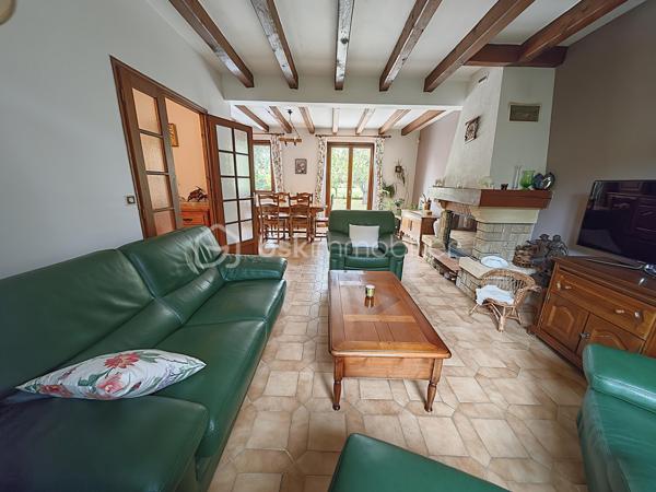 Vous recherchez une maison où le calme, l’espace et la nature font véritablement partie du quotidien ?
Implantée au cœur d’un superbe terrain arboré de 1 700 m², cette propriété bénéficie d’une vue dégagée et d’un environnement particulièrement paisible.
Le jardin devient ici une véritable pièce à vivre : terrasse, moments en famille, détente à l’ombre des arbres et tranquillité sont au rendez-vous.
D’une surface habitable d’environ 143 m², cette maison familiale offre 6 pièces et 4 chambres.
Dès l’entrée, la belle entrée cathédrale apporte volume et caractère à l’ensemble.
Le séjour-salle à manger, chaleureux avec sa cheminée insert, s’ouvre directement sur la terrasse et le jardin.
La cuisine aménagée et équipée complète agréablement cet espace de vie.
Le rez-de-chaussée dispose également d’une chambre, d’une salle d’eau et d'un WC séparés, un cellier, un garage d’environ 30 m² accessible du rez-de-chaussée, permettant une véritable vie de plain-pied.
À l’étage, vous découvrirez trois chambres supplémentaires, une seconde salle d’eau ainsi que des WC indépendants.
La distribution est idéale pour une famille, mais aussi pour recevoir enfants et amis en toute indépendance.
Autre atout appréciable : aucuns travaux importants à prévoir, la maison est entretenue et prête à accueillir ses nouveaux propriétaires. Vous posez vos valises et profitez immédiatement des lieux.
Un grand grenier au-dessus du garage, un abri de jardin en bois d’environ 10 m² complète l’ensemble, avec la possibilité de stationner plusieurs véhicules dans la propriété.
Classée C en performance énergétique et raccordée à la fibre, cette maison conjugue confort, espace et qualité de vie.
Son véritable privilège reste son environnement : un grand jardin, de la verdure, de l’espace et cette sensation rare d’être chez soi, au calme, sans vis-à-vis entouré par la nature.
Une maison à découvrir sans tarder : contactez-moi pour organiser une visite et venir ressentir sur place tout le charme de ce lieu.