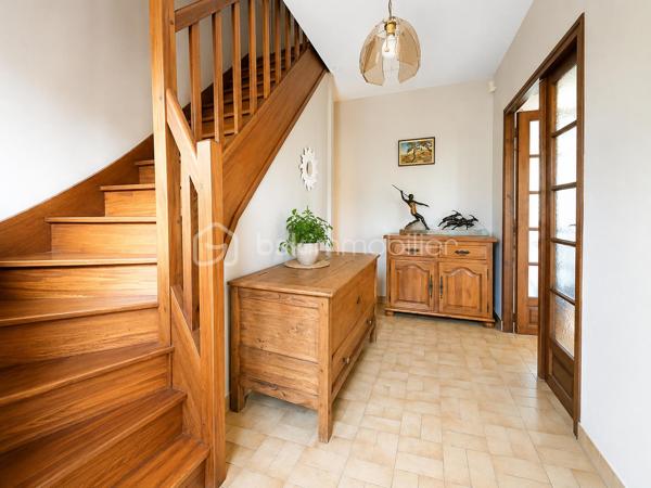 Vous recherchez une maison où le calme, l’espace et la nature font véritablement partie du quotidien ?
Implantée au cœur d’un superbe terrain arboré de 1 700 m², cette propriété bénéficie d’une vue dégagée et d’un environnement particulièrement paisible.
Le jardin devient ici une véritable pièce à vivre : terrasse, moments en famille, détente à l’ombre des arbres et tranquillité sont au rendez-vous.
D’une surface habitable d’environ 143 m², cette maison familiale offre 6 pièces et 4 chambres.
Dès l’entrée, la belle entrée cathédrale apporte volume et caractère à l’ensemble.
Le séjour-salle à manger, chaleureux avec sa cheminée insert, s’ouvre directement sur la terrasse et le jardin.
La cuisine aménagée et équipée complète agréablement cet espace de vie.
Le rez-de-chaussée dispose également d’une chambre, d’une salle d’eau et d'un WC séparés, un cellier, un garage d’environ 30 m² accessible du rez-de-chaussée, permettant une véritable vie de plain-pied.
À l’étage, vous découvrirez trois chambres supplémentaires, une seconde salle d’eau ainsi que des WC indépendants.
La distribution est idéale pour une famille, mais aussi pour recevoir enfants et amis en toute indépendance.
Autre atout appréciable : aucuns travaux importants à prévoir, la maison est entretenue et prête à accueillir ses nouveaux propriétaires. Vous posez vos valises et profitez immédiatement des lieux.
Un grand grenier au-dessus du garage, un abri de jardin en bois d’environ 10 m² complète l’ensemble, avec la possibilité de stationner plusieurs véhicules dans la propriété.
Classée C en performance énergétique et raccordée à la fibre, cette maison conjugue confort, espace et qualité de vie.
Son véritable privilège reste son environnement : un grand jardin, de la verdure, de l’espace et cette sensation rare d’être chez soi, au calme, sans vis-à-vis entouré par la nature.
Une maison à découvrir sans tarder : contactez-moi pour organiser une visite et venir ressentir sur place tout le charme de ce lieu.