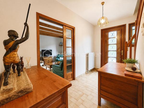 Vous recherchez une maison où le calme, l’espace et la nature font véritablement partie du quotidien ?
Implantée au cœur d’un superbe terrain arboré de 1 700 m², cette propriété bénéficie d’une vue dégagée et d’un environnement particulièrement paisible.
Le jardin devient ici une véritable pièce à vivre : terrasse, moments en famille, détente à l’ombre des arbres et tranquillité sont au rendez-vous.
D’une surface habitable d’environ 143 m², cette maison familiale offre 6 pièces et 4 chambres.
Dès l’entrée, la belle entrée cathédrale apporte volume et caractère à l’ensemble.
Le séjour-salle à manger, chaleureux avec sa cheminée insert, s’ouvre directement sur la terrasse et le jardin.
La cuisine aménagée et équipée complète agréablement cet espace de vie.
Le rez-de-chaussée dispose également d’une chambre, d’une salle d’eau et d'un WC séparés, un cellier, un garage d’environ 30 m² accessible du rez-de-chaussée, permettant une véritable vie de plain-pied.
À l’étage, vous découvrirez trois chambres supplémentaires, une seconde salle d’eau ainsi que des WC indépendants.
La distribution est idéale pour une famille, mais aussi pour recevoir enfants et amis en toute indépendance.
Autre atout appréciable : aucuns travaux importants à prévoir, la maison est entretenue et prête à accueillir ses nouveaux propriétaires. Vous posez vos valises et profitez immédiatement des lieux.
Un grand grenier au-dessus du garage, un abri de jardin en bois d’environ 10 m² complète l’ensemble, avec la possibilité de stationner plusieurs véhicules dans la propriété.
Classée C en performance énergétique et raccordée à la fibre, cette maison conjugue confort, espace et qualité de vie.
Son véritable privilège reste son environnement : un grand jardin, de la verdure, de l’espace et cette sensation rare d’être chez soi, au calme, sans vis-à-vis entouré par la nature.
Une maison à découvrir sans tarder : contactez-moi pour organiser une visite et venir ressentir sur place tout le charme de ce lieu.
