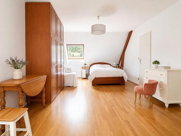 Vous recherchez une maison où le calme, l’espace et la nature font véritablement partie du quotidien ?
Implantée au cœur d’un superbe terrain arboré de 1 700 m², cette propriété bénéficie d’une vue dégagée et d’un environnement particulièrement paisible.
Le jardin devient ici une véritable pièce à vivre : terrasse, moments en famille, détente à l’ombre des arbres et tranquillité sont au rendez-vous.
D’une surface habitable d’environ 143 m², cette maison familiale offre 6 pièces et 4 chambres.
Dès l’entrée, la belle entrée cathédrale apporte volume et caractère à l’ensemble.
Le séjour-salle à manger, chaleureux avec sa cheminée insert, s’ouvre directement sur la terrasse et le jardin.
La cuisine aménagée et équipée complète agréablement cet espace de vie.
Le rez-de-chaussée dispose également d’une chambre, d’une salle d’eau et d'un WC séparés, un cellier, un garage d’environ 30 m² accessible du rez-de-chaussée, permettant une véritable vie de plain-pied.
À l’étage, vous découvrirez trois chambres supplémentaires, une seconde salle d’eau ainsi que des WC indépendants.
La distribution est idéale pour une famille, mais aussi pour recevoir enfants et amis en toute indépendance.
Autre atout appréciable : aucuns travaux importants à prévoir, la maison est entretenue et prête à accueillir ses nouveaux propriétaires. Vous posez vos valises et profitez immédiatement des lieux.
Un grand grenier au-dessus du garage, un abri de jardin en bois d’environ 10 m² complète l’ensemble, avec la possibilité de stationner plusieurs véhicules dans la propriété.
Classée C en performance énergétique et raccordée à la fibre, cette maison conjugue confort, espace et qualité de vie.
Son véritable privilège reste son environnement : un grand jardin, de la verdure, de l’espace et cette sensation rare d’être chez soi, au calme, sans vis-à-vis entouré par la nature.
Une maison à découvrir sans tarder : contactez-moi pour organiser une visite et venir ressentir sur place tout le charme de ce lieu.