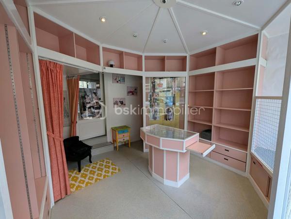 FOUGERES - BSK Immobilier - Venez découvrir cet immeuble libre de toute occupation, situé dans une rue refaite à neuf en cœur de ville de Fougères. Ideal pour investisseur ou pour développer votre activité, vous trouverez un local commercial et une partie logement. 

Ce bien comprend : 

Au rdc : Un local commercial avec sa vitrine, une arrière cuisine avec son accès à une terrasse, des wc
A l'étage : deux pièces à usage de chambre et de bureaux, ou pour un espace d'une activité professionnelle, un point d'eau séparé
Au deuxième étage : une chambre ou bureau ou pièce pro et une salle de bain avec WC

Terrasse extérieure entièrement clos et peu de vis à vis.
Double vitrage récent, vitrine du magasin refait hors porte d'entrée
Chauffage gaz de ville

Des travaux de rafraichissement sont à prévoir.

Les plus : emplacement, idéal investisseur, extérieur, ...