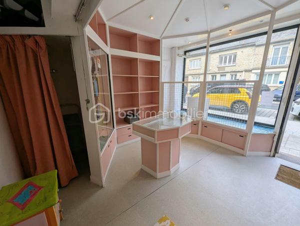 FOUGERES - BSK Immobilier - Venez découvrir cet immeuble libre de toute occupation, situé dans une rue refaite à neuf en cœur de ville de Fougères. Ideal pour investisseur ou pour développer votre activité, vous trouverez un local commercial et une partie logement. 

Ce bien comprend : 

Au rdc : Un local commercial avec sa vitrine, une arrière cuisine avec son accès à une terrasse, des wc
A l'étage : deux pièces à usage de chambre et de bureaux, ou pour un espace d'une activité professionnelle, un point d'eau séparé
Au deuxième étage : une chambre ou bureau ou pièce pro et une salle de bain avec WC

Terrasse extérieure entièrement clos et peu de vis à vis.
Double vitrage récent, vitrine du magasin refait hors porte d'entrée
Chauffage gaz de ville

Des travaux de rafraichissement sont à prévoir.

Les plus : emplacement, idéal investisseur, extérieur, ...