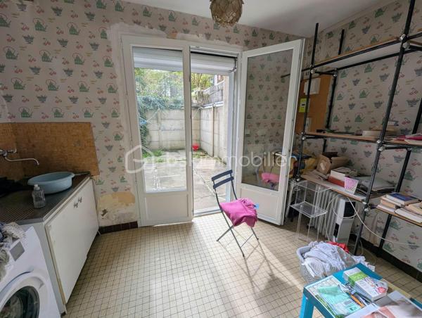 FOUGERES - BSK Immobilier - Venez découvrir cet immeuble libre de toute occupation, situé dans une rue refaite à neuf en cœur de ville de Fougères. Ideal pour investisseur ou pour développer votre activité, vous trouverez un local commercial et une partie logement. 

Ce bien comprend : 

Au rdc : Un local commercial avec sa vitrine, une arrière cuisine avec son accès à une terrasse, des wc
A l'étage : deux pièces à usage de chambre et de bureaux, ou pour un espace d'une activité professionnelle, un point d'eau séparé
Au deuxième étage : une chambre ou bureau ou pièce pro et une salle de bain avec WC

Terrasse extérieure entièrement clos et peu de vis à vis.
Double vitrage récent, vitrine du magasin refait hors porte d'entrée
Chauffage gaz de ville

Des travaux de rafraichissement sont à prévoir.

Les plus : emplacement, idéal investisseur, extérieur, ...