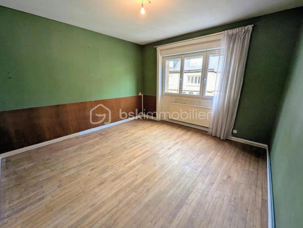 FOUGERES - BSK Immobilier - Venez découvrir cet immeuble libre de toute occupation, situé dans une rue refaite à neuf en cœur de ville de Fougères. Ideal pour investisseur ou pour développer votre activité, vous trouverez un local commercial et une partie logement. 

Ce bien comprend : 

Au rdc : Un local commercial avec sa vitrine, une arrière cuisine avec son accès à une terrasse, des wc
A l'étage : deux pièces à usage de chambre et de bureaux, ou pour un espace d'une activité professionnelle, un point d'eau séparé
Au deuxième étage : une chambre ou bureau ou pièce pro et une salle de bain avec WC

Terrasse extérieure entièrement clos et peu de vis à vis.
Double vitrage récent, vitrine du magasin refait hors porte d'entrée
Chauffage gaz de ville

Des travaux de rafraichissement sont à prévoir.

Les plus : emplacement, idéal investisseur, extérieur, ...