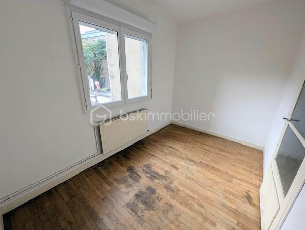 FOUGERES - BSK Immobilier - Venez découvrir cet immeuble libre de toute occupation, situé dans une rue refaite à neuf en cœur de ville de Fougères. Ideal pour investisseur ou pour développer votre activité, vous trouverez un local commercial et une partie logement. 

Ce bien comprend : 

Au rdc : Un local commercial avec sa vitrine, une arrière cuisine avec son accès à une terrasse, des wc
A l'étage : deux pièces à usage de chambre et de bureaux, ou pour un espace d'une activité professionnelle, un point d'eau séparé
Au deuxième étage : une chambre ou bureau ou pièce pro et une salle de bain avec WC

Terrasse extérieure entièrement clos et peu de vis à vis.
Double vitrage récent, vitrine du magasin refait hors porte d'entrée
Chauffage gaz de ville

Des travaux de rafraichissement sont à prévoir.

Les plus : emplacement, idéal investisseur, extérieur, ...
