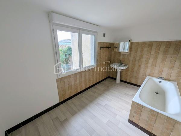 FOUGERES - BSK Immobilier - Venez découvrir cet immeuble libre de toute occupation, situé dans une rue refaite à neuf en cœur de ville de Fougères. Ideal pour investisseur ou pour développer votre activité, vous trouverez un local commercial et une partie logement. 

Ce bien comprend : 

Au rdc : Un local commercial avec sa vitrine, une arrière cuisine avec son accès à une terrasse, des wc
A l'étage : deux pièces à usage de chambre et de bureaux, ou pour un espace d'une activité professionnelle, un point d'eau séparé
Au deuxième étage : une chambre ou bureau ou pièce pro et une salle de bain avec WC

Terrasse extérieure entièrement clos et peu de vis à vis.
Double vitrage récent, vitrine du magasin refait hors porte d'entrée
Chauffage gaz de ville

Des travaux de rafraichissement sont à prévoir.

Les plus : emplacement, idéal investisseur, extérieur, ...