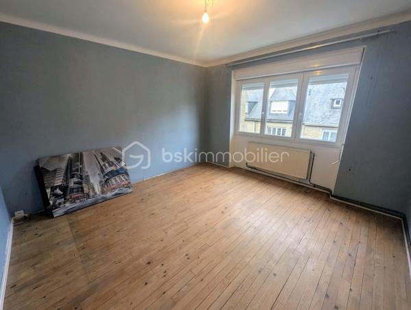 FOUGERES - BSK Immobilier - Venez découvrir cet immeuble libre de toute occupation, situé dans une rue refaite à neuf en cœur de ville de Fougères. Ideal pour investisseur ou pour développer votre activité, vous trouverez un local commercial et une partie logement. 

Ce bien comprend : 

Au rdc : Un local commercial avec sa vitrine, une arrière cuisine avec son accès à une terrasse, des wc
A l'étage : deux pièces à usage de chambre et de bureaux, ou pour un espace d'une activité professionnelle, un point d'eau séparé
Au deuxième étage : une chambre ou bureau ou pièce pro et une salle de bain avec WC

Terrasse extérieure entièrement clos et peu de vis à vis.
Double vitrage récent, vitrine du magasin refait hors porte d'entrée
Chauffage gaz de ville

Des travaux de rafraichissement sont à prévoir.

Les plus : emplacement, idéal investisseur, extérieur, ...