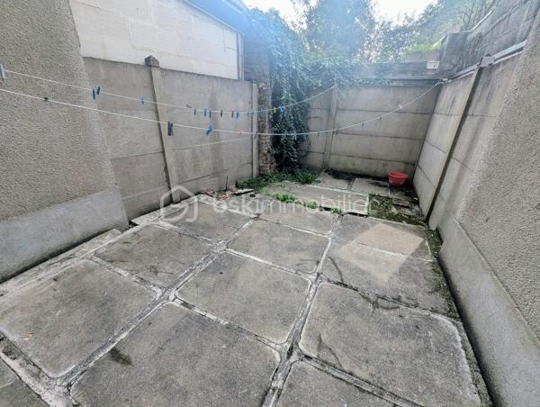 FOUGERES - BSK Immobilier - Venez découvrir cet immeuble libre de toute occupation, situé dans une rue refaite à neuf en cœur de ville de Fougères. Ideal pour investisseur ou pour développer votre activité, vous trouverez un local commercial et une partie logement. 

Ce bien comprend : 

Au rdc : Un local commercial avec sa vitrine, une arrière cuisine avec son accès à une terrasse, des wc
A l'étage : deux pièces à usage de chambre et de bureaux, ou pour un espace d'une activité professionnelle, un point d'eau séparé
Au deuxième étage : une chambre ou bureau ou pièce pro et une salle de bain avec WC

Terrasse extérieure entièrement clos et peu de vis à vis.
Double vitrage récent, vitrine du magasin refait hors porte d'entrée
Chauffage gaz de ville

Des travaux de rafraichissement sont à prévoir.

Les plus : emplacement, idéal investisseur, extérieur, ...