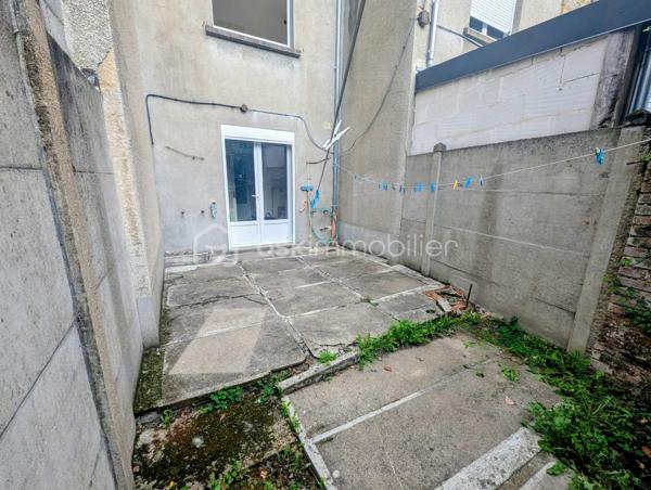 FOUGERES - BSK Immobilier - Venez découvrir cet immeuble libre de toute occupation, situé dans une rue refaite à neuf en cœur de ville de Fougères. Ideal pour investisseur ou pour développer votre activité, vous trouverez un local commercial et une partie logement. 

Ce bien comprend : 

Au rdc : Un local commercial avec sa vitrine, une arrière cuisine avec son accès à une terrasse, des wc
A l'étage : deux pièces à usage de chambre et de bureaux, ou pour un espace d'une activité professionnelle, un point d'eau séparé
Au deuxième étage : une chambre ou bureau ou pièce pro et une salle de bain avec WC

Terrasse extérieure entièrement clos et peu de vis à vis.
Double vitrage récent, vitrine du magasin refait hors porte d'entrée
Chauffage gaz de ville

Des travaux de rafraichissement sont à prévoir.

Les plus : emplacement, idéal investisseur, extérieur, ...
