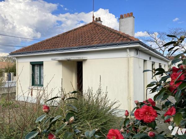 SAINTE-PAZANNE en village, sur environ 1400 m² de terrain, une maison trois chambres et garage