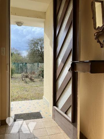 SAINTE-PAZANNE en village, sur environ 1400 m² de terrain, une maison trois chambres et garage