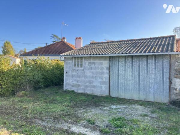 SAINTE-PAZANNE en village, sur environ 1400 m² de terrain, une maison trois chambres et garage
