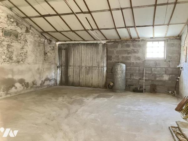 SAINTE-PAZANNE en village, sur environ 1400 m² de terrain, une maison trois chambres et garage