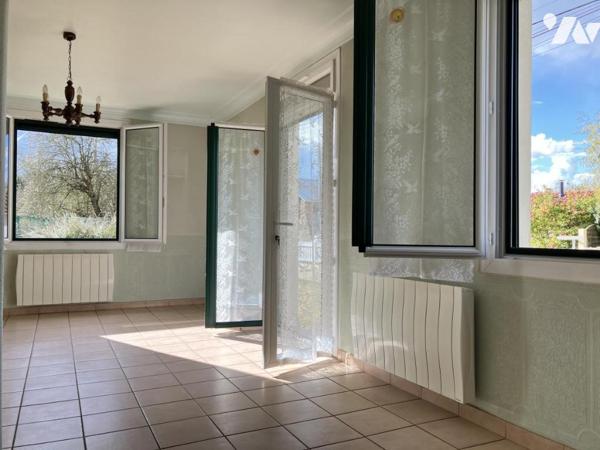 SAINTE-PAZANNE en village, sur environ 1400 m² de terrain, une maison trois chambres et garage