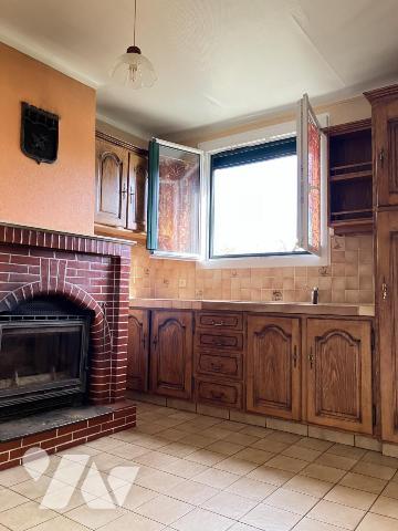 SAINTE-PAZANNE en village, sur environ 1400 m² de terrain, une maison trois chambres et garage