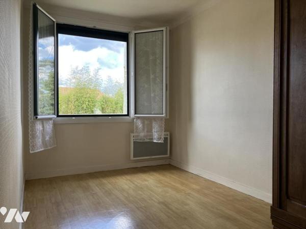 SAINTE-PAZANNE en village, sur environ 1400 m² de terrain, une maison trois chambres et garage