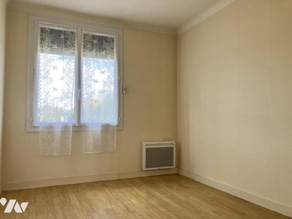 SAINTE-PAZANNE en village, sur environ 1400 m² de terrain, une maison trois chambres et garage