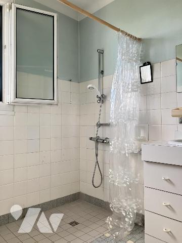 SAINTE-PAZANNE en village, sur environ 1400 m² de terrain, une maison trois chambres et garage