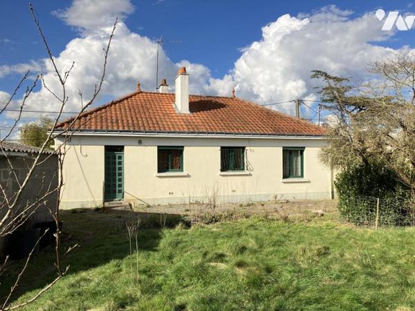 SAINTE-PAZANNE en village, sur environ 1400 m² de terrain, une maison trois chambres et garage