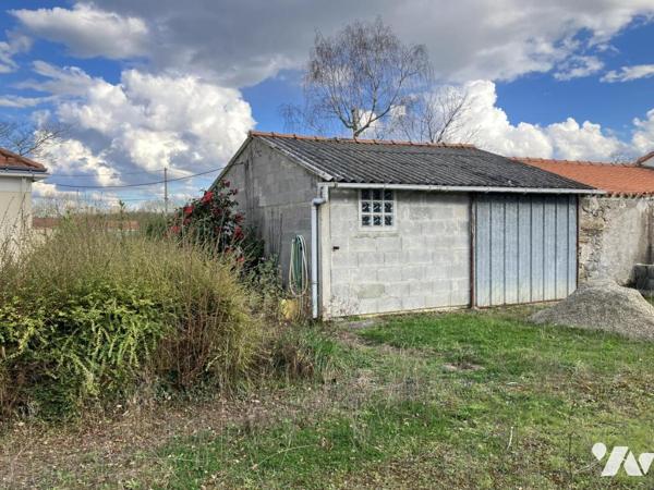 SAINTE-PAZANNE en village, sur environ 1400 m² de terrain, une maison trois chambres et garage