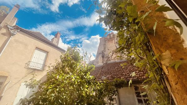 Vézelay (89450) Ensemble immobilier au coeur de Vézelay relié par une cour intérieure au prix de 290 000 € F.A.I.