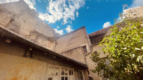 Vézelay (89450) Ensemble immobilier au coeur de Vézelay relié par une cour intérieure au prix de 290 000 € F.A.I.
