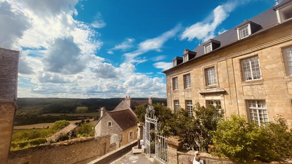 Vézelay (89450) Ensemble immobilier au coeur de Vézelay relié par une cour intérieure au prix de 290 000 € F.A.I.