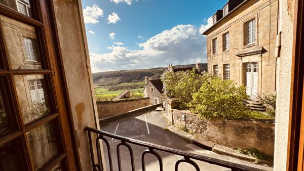 Vézelay (89450) Ensemble immobilier au coeur de Vézelay relié par une cour intérieure au prix de 290 000 € F.A.I.