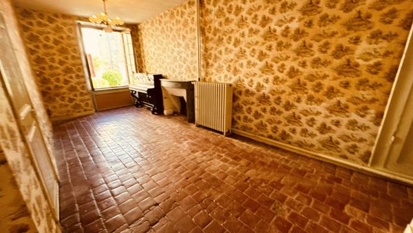 Vézelay (89450) Ensemble immobilier au coeur de Vézelay relié par une cour intérieure au prix de 290 000 € F.A.I.