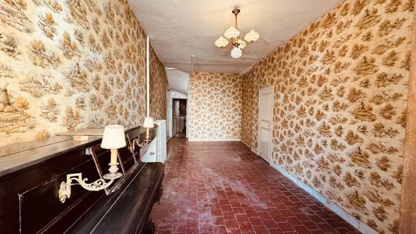 Vézelay (89450) Ensemble immobilier au coeur de Vézelay relié par une cour intérieure au prix de 290 000 € F.A.I.