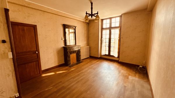 Vézelay (89450) Ensemble immobilier au coeur de Vézelay relié par une cour intérieure au prix de 290 000 € F.A.I.