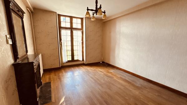 Vézelay (89450) Ensemble immobilier au coeur de Vézelay relié par une cour intérieure au prix de 290 000 € F.A.I.