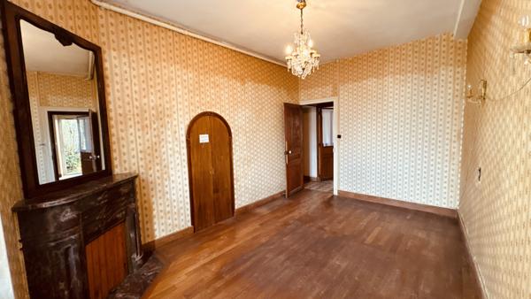 Vézelay (89450) Ensemble immobilier au coeur de Vézelay relié par une cour intérieure au prix de 290 000 € F.A.I.