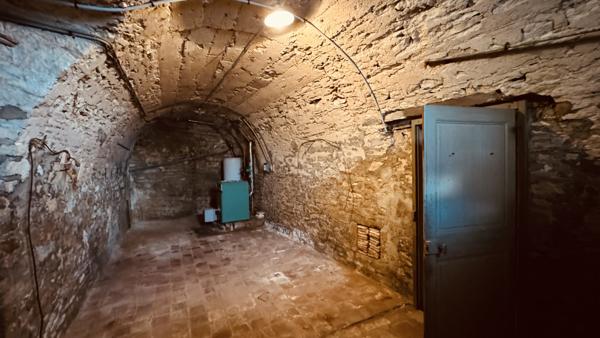 Vézelay (89450) Ensemble immobilier au coeur de Vézelay relié par une cour intérieure au prix de 290 000 € F.A.I.