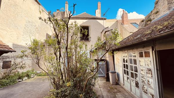 Vézelay (89450) Ensemble immobilier au coeur de Vézelay relié par une cour intérieure au prix de 290 000 € F.A.I.