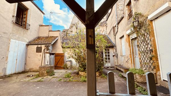 Vézelay (89450) Ensemble immobilier au coeur de Vézelay relié par une cour intérieure au prix de 290 000 € F.A.I.