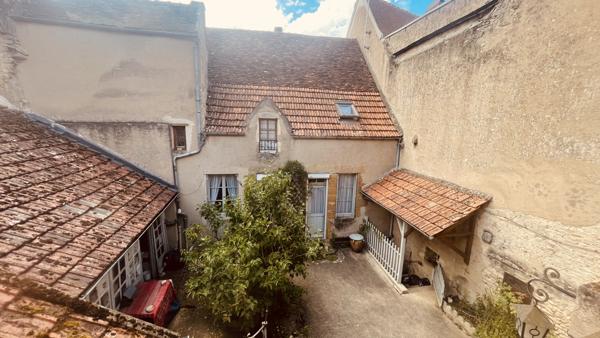 Vézelay (89450) Ensemble immobilier au coeur de Vézelay relié par une cour intérieure au prix de 290 000 € F.A.I.